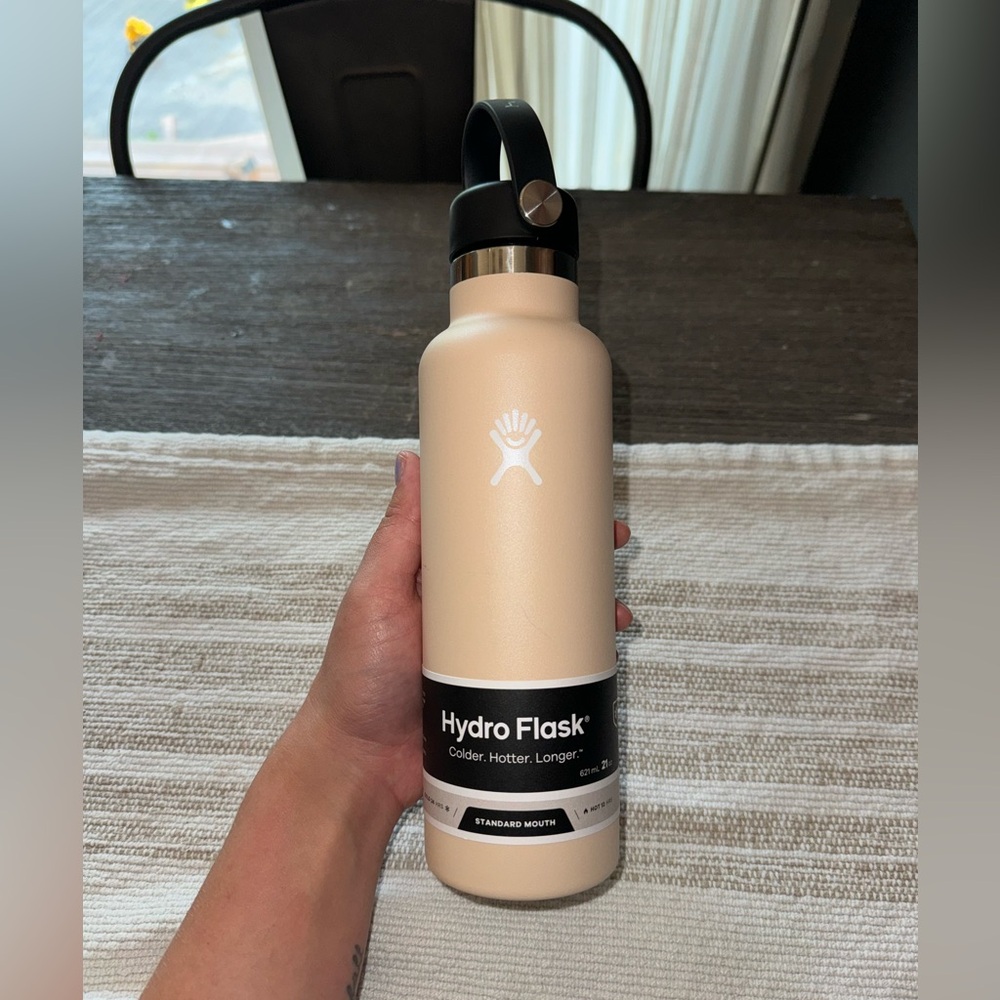 Nude 21oz hydroflask NWT
